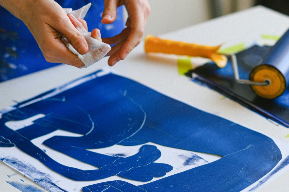 Comment lancer sa propre marque de linogravure ? Avec Élucidée
